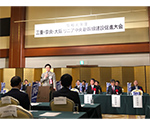 あいさつをする知事