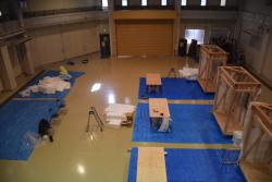 資材（建築断熱材等）、道具、工具は主催者が搬入して実施している写真正面から