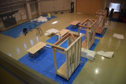 資材（建築断熱材等）、道具、工具は主催者が搬入して実施している写真右から