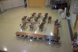 資材（自社製品・プロジェクター等）は主催者が搬入して実施しています。長机・イスは当校備え付けのものを貸出している写真右から