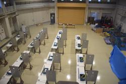 資材（配電盤・電子部品等）、道具、工具は主催者が搬入して実施している写真正面から
