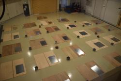 資材（建築板金材等）、道具、工具は主催者が搬入して実施している写真左から
