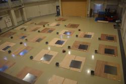 資材（建築板金材等）、道具、工具は主催者が搬入して実施している写真右から