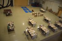 資材（机等）、手工具（大工道具）は主催者が搬入して実施している写真左から