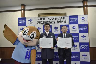 (左からもずやん、吉村知事、高橋社長)