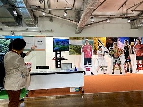 万博PR動画放映の様子（東京メディアセンター）