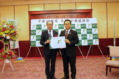コーナン商事株式会社開発部諏訪参事様と竹内副知事記念撮影