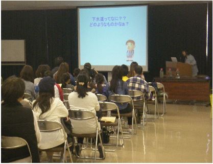 下水道の話と部生物についての学習の様子