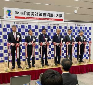 開会式でのテープカット