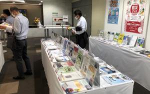 パネル展示とチラシ配布風景1