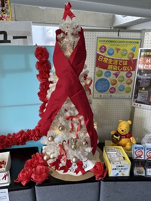 【写真】レッドリボンのクリスマスツリー