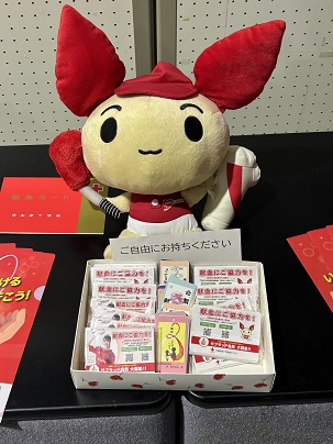 【写真】ご自由にお持ちください。（ポケットティッシュ）および献血キャラクター「けんけつちゃん」のぬいぐるみの展示