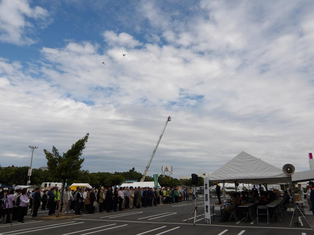 開会式で参加者が整列している写真