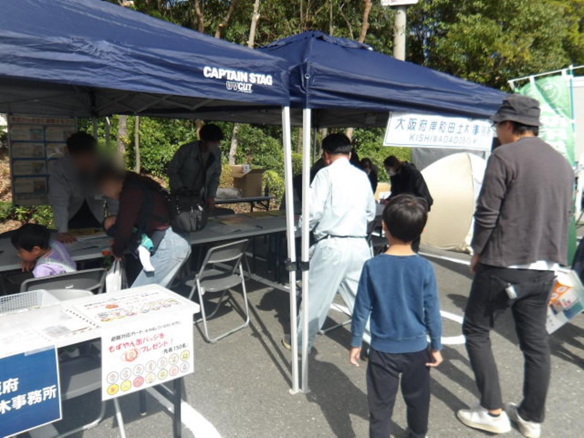 岸和田土木事務所のブースに来場者が集まっている様子を写した写真