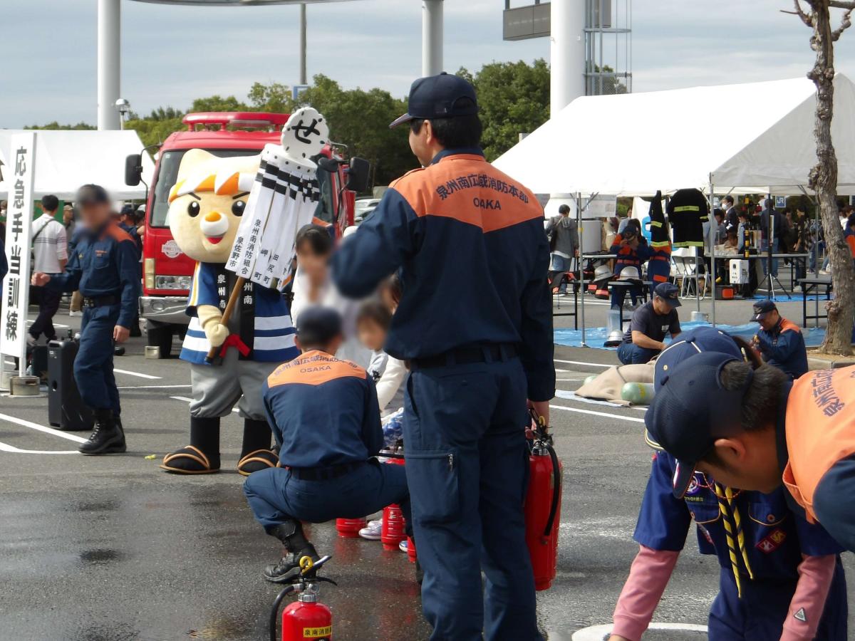 泉南消防署のブースで水消火器を体験する子供たちの写真
