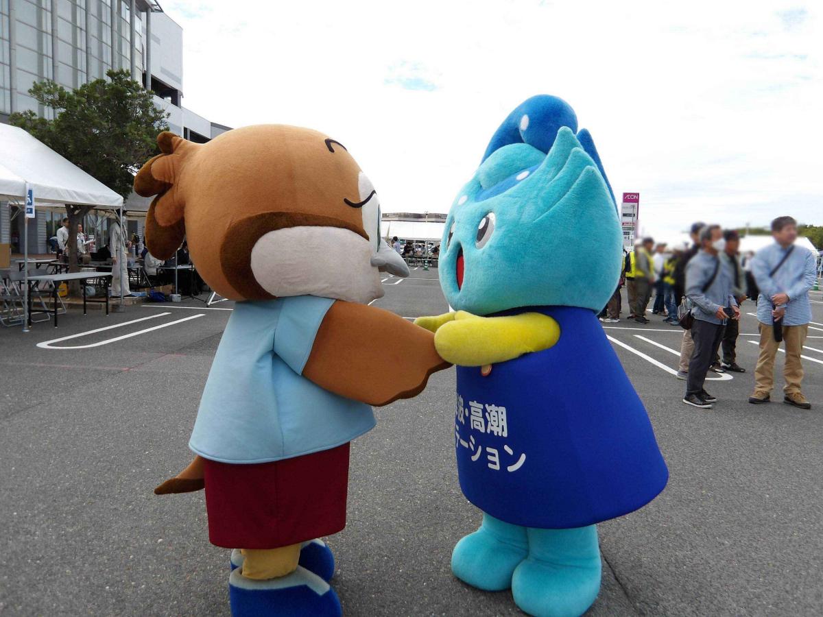 もずやんとなみのすけが手を握り合っている様子