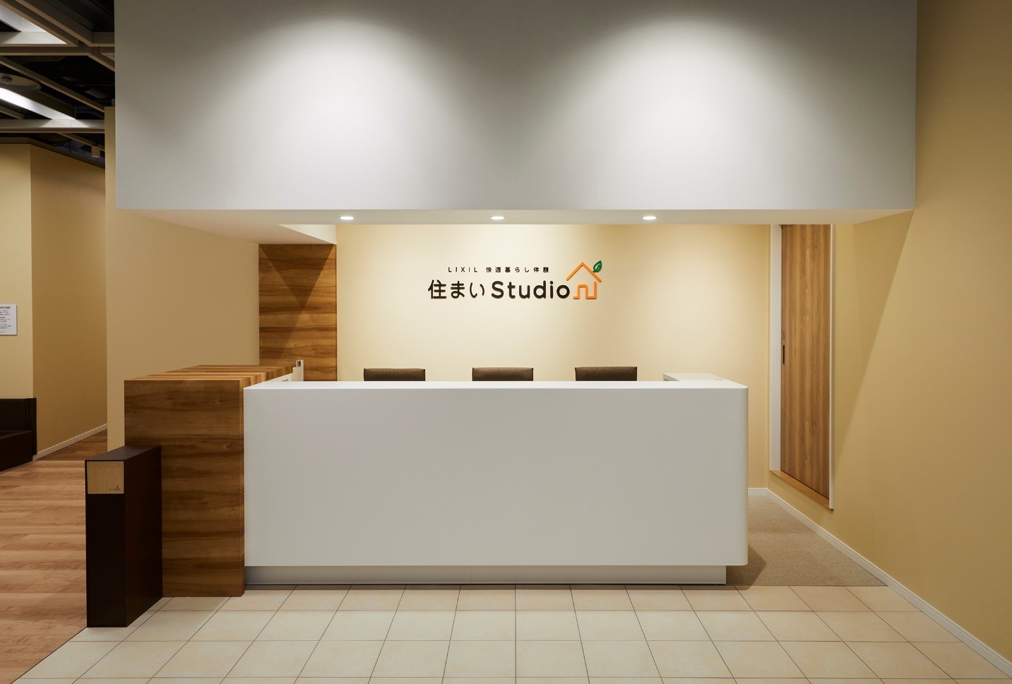 施設のエントランス