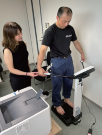 体成分分析装置で測定する様子