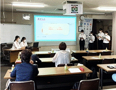 大学生と自社の調理員との意見交換会の様子