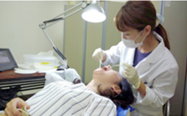 歯科健診を受診している様子