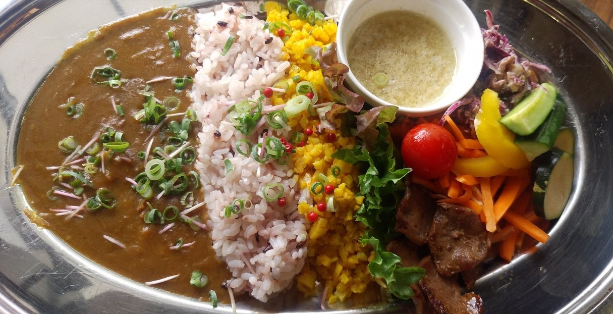 野菜たっぷり名物カレーのプレート