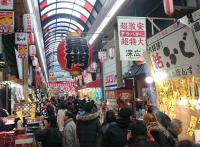 人々でにぎわう黒門市場の様子