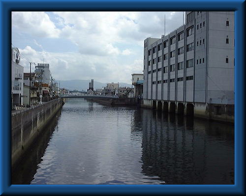 写真；排水機場の横を流れる第2寝屋川