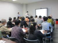 認知症予防教室で学ぶ様子