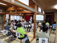 事業説明会で着席して話を聞いている様子