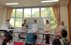 外国語の歌を歌う様子