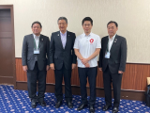 出席者と記念撮影をする知事