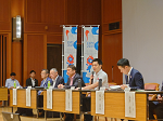 総会でコメントする知事