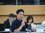 委員会で発言する知事