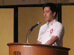 あいさつする知事