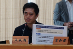 会議で発言する知事