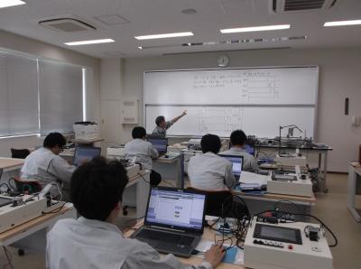 パソコン上でプログラムを書いて画面右のPlcに転送し、動作確認をしています。