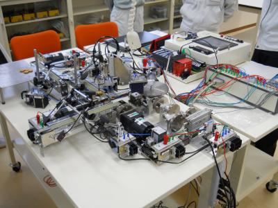 画面右のタッチパネルで手動・自動運転、生産量の設定などを行ないます。