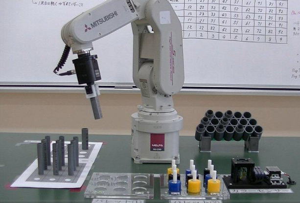 45度に傾いたパイプにワンサイズ細いパイプを挿入しているところです。