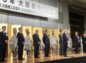 写真：挨拶する久谷議長