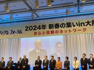 写真：挨拶する久谷議長