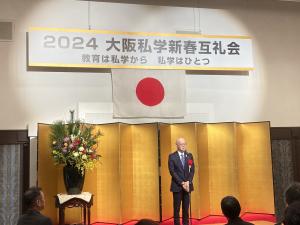写真：挨拶する久谷議長