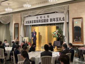 写真：挨拶する久谷議長