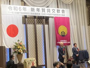 写真：挨拶する久谷議長