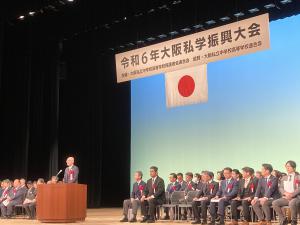 写真：祝辞を述べる久谷議長