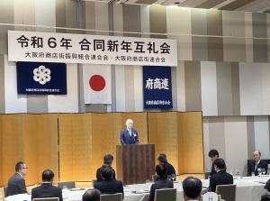 写真：挨拶する久谷議長