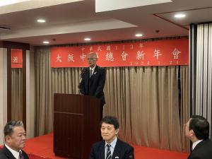写真：挨拶する久谷議長