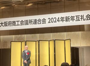写真：挨拶する久谷議長