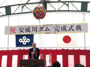 写真：祝辞を述べる久谷議長
