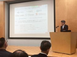 イベントで挨拶する部長