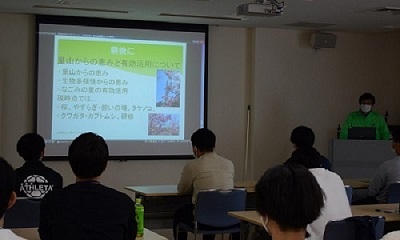 大阪みどりのトラスト協会職員が説明している様子の写真